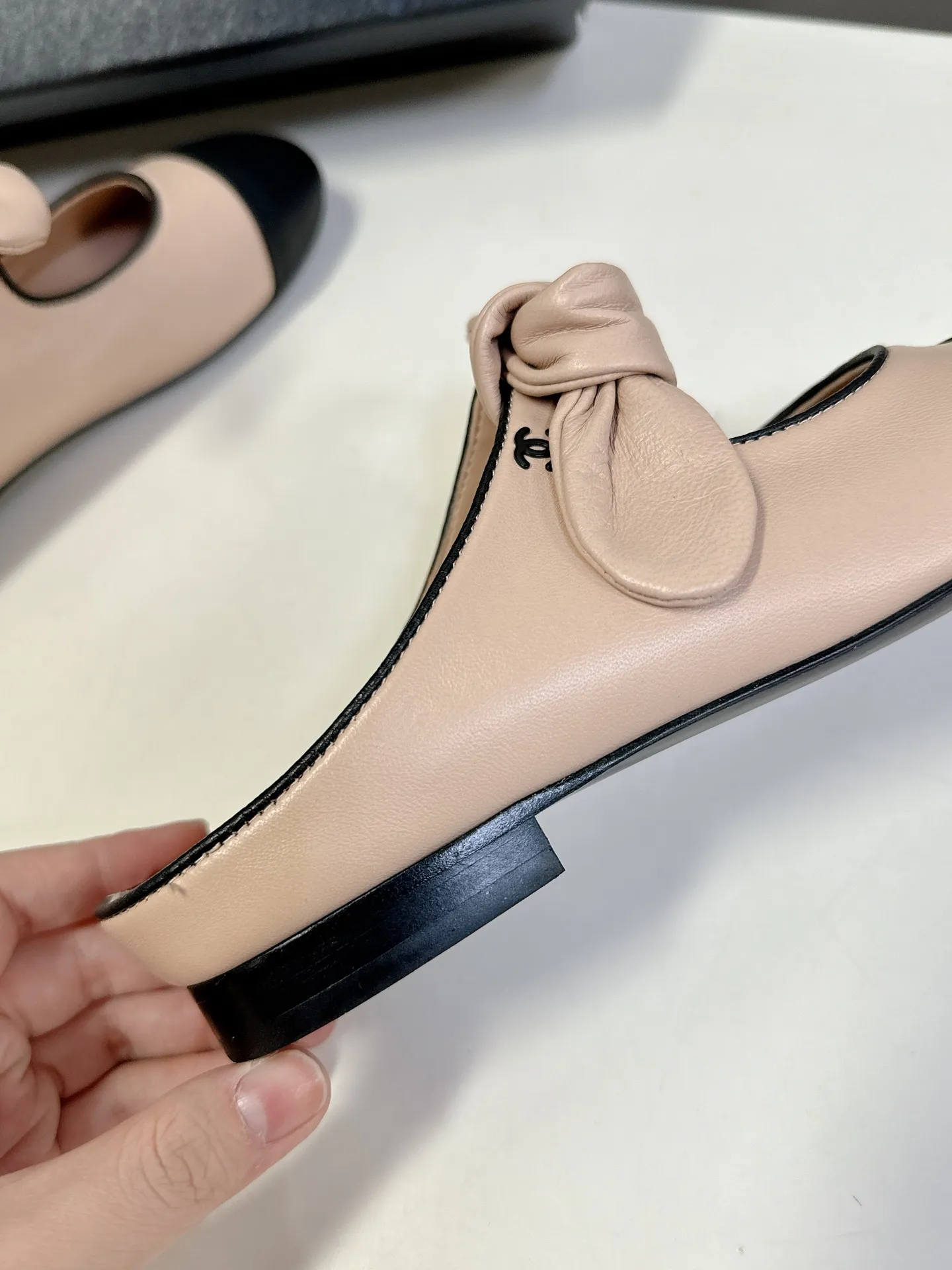 👟👟Ex-factory price 540👟👟 CHANEL Chanel Bow Elastic Strap Flat Shoes Bow Mary Jane shoes are so popular at first sight that you can wear them freely according to the weather changes! Put on socks to instantly transform into cute shoes for spring and summer! Transform into a magical princess in seconds 👸The upper is made of mixed sheepskin and tiptoe silk sheepskin. The foot feels super comfortable. The leather is very soft and skin-friendly. The genuine leather outsole imported from Italy Size: 35-41 (40 41 customized)